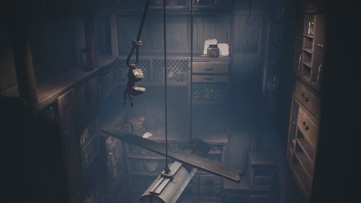 Twoim kolejnym ruchem powinno być wskoczenie na pętle i rozhuśtanie się tak, aby dostać się na półkę obok - Little Nightmares 2: Kuchnia - solucja, opis przejścia - Little Nightmares 2 - poradnik do gry
