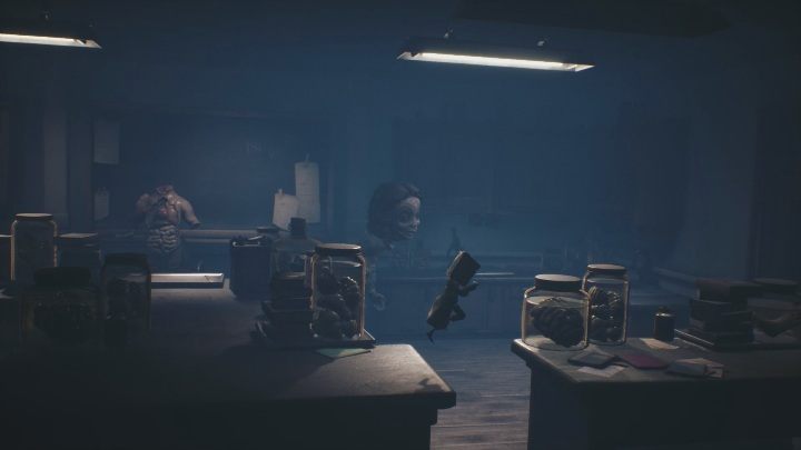 Porusza się po półkach, przejście dołem nic ci nie da - Little Nightmares 2: Kuchnia - solucja, opis przejścia - Little Nightmares 2 - poradnik do gry