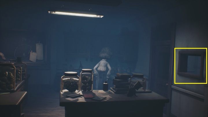 Idąc po półkach, staraj się chować za książkami i słoikami - Little Nightmares 2: Kuchnia - solucja, opis przejścia - Little Nightmares 2 - poradnik do gry