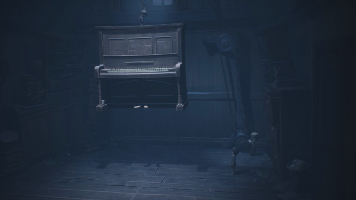 Mimo że przed chwilą Mono nie mógł sam otworzyć okna, bez problemu uniesie pianino - Little Nightmares 2: Ucieczka ze szkoły - solucja, opis przejścia - Little Nightmares 2 - poradnik do gry