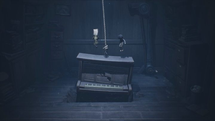 Pianino wpadnie w podłogę, ale nie zniszczy jej ostatecznie - Little Nightmares 2: Ucieczka ze szkoły - solucja, opis przejścia - Little Nightmares 2 - poradnik do gry