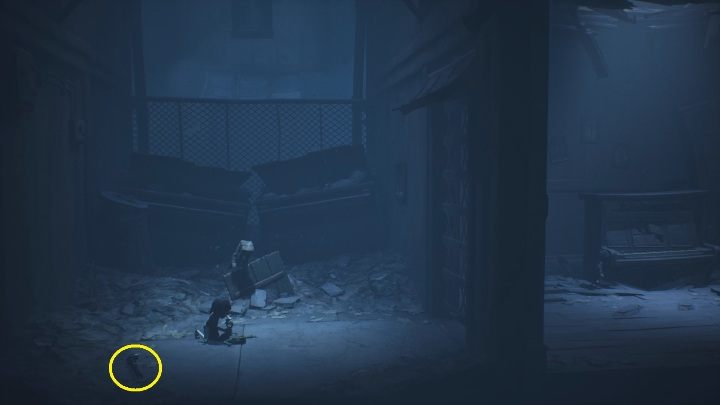 Na zewnątrz zobaczysz dziewczynkę, która maltretuje zwłoki za pomocą klucza - Little Nightmares 2: Ucieczka ze szkoły - solucja, opis przejścia - Little Nightmares 2 - poradnik do gry