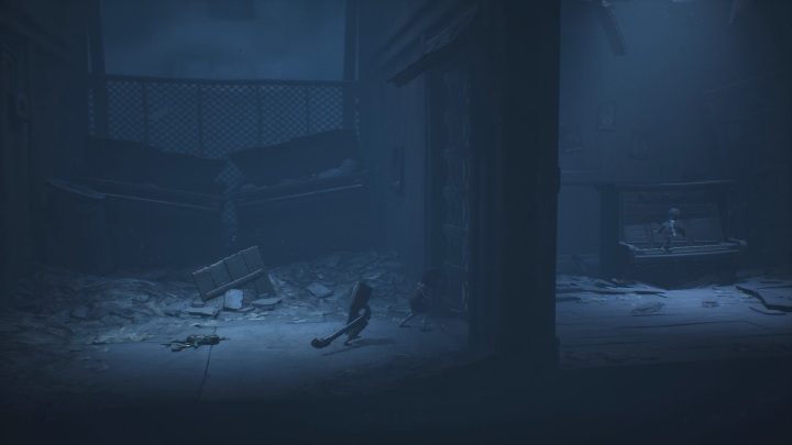 Weź rurę, która leży po lewej i poczekaj, aż dziewczyna zainteresuje się Six - Little Nightmares 2: Ucieczka ze szkoły - solucja, opis przejścia - Little Nightmares 2 - poradnik do gry