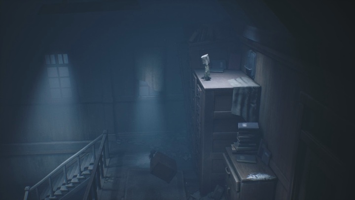 Aby Six dostała się na górę musisz zepchnąć pudełko leżące na regale - Little Nightmares 2: Ucieczka ze szkoły - solucja, opis przejścia - Little Nightmares 2 - poradnik do gry