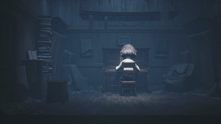 Twoim następnym ruchem powinno być przesunięcie szafki pod komodę, na której stoją książki - Little Nightmares 2: Ucieczka ze szkoły - solucja, opis przejścia - Little Nightmares 2 - poradnik do gry