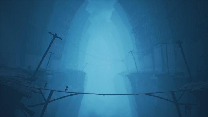 Gdy wydostaniesz się z budynku, czeka Cię przeprawa długą deskę położoną nad ogromną przepaścią - Little Nightmares 2: Ucieczka ze szkoły - solucja, opis przejścia - Little Nightmares 2 - poradnik do gry