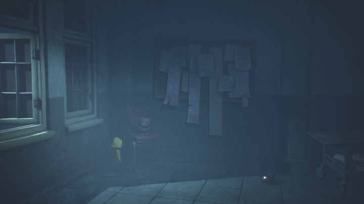 Do szpitalu dostaniesz się wskakując przez otwarte okno - Little Nightmares 2: Pierwsze piętro - solucja, opis przejścia - Little Nightmares 2 - poradnik do gry