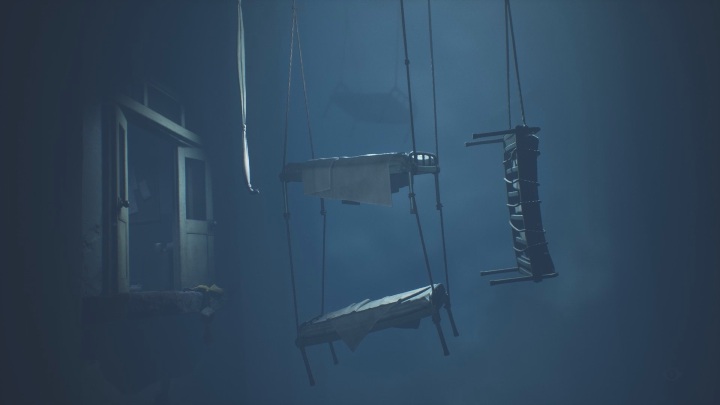 Za drzwiami zobaczysz wiszące łóżka - Little Nightmares 2: Pierwsze piętro - solucja, opis przejścia - Little Nightmares 2 - poradnik do gry