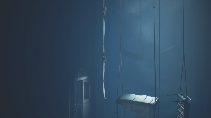 Twoim zadaniem jest doskoczenie do zwiniętej pościeli, która posłuży Ci za linę do wspinaczki - Little Nightmares 2: Pierwsze piętro - solucja, opis przejścia - Little Nightmares 2 - poradnik do gry