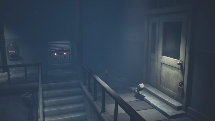 Aby dostać się do pierwszego bezpiecznika musisz otworzyć drzwi za pomocą klucza - Little Nightmares 2: Bezpieczniki - solucja, opis przejścia - Little Nightmares 2 - poradnik do gry