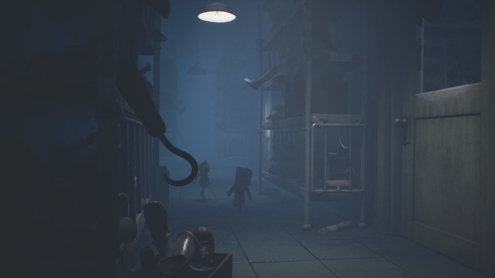 Po przejściu dalej trafisz do lokacji, w której jest ogrom części manekinów - Little Nightmares 2: Bezpieczniki - solucja, opis przejścia - Little Nightmares 2 - poradnik do gry