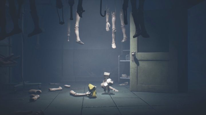 Gdy przyniesiesz bezpiecznik, zobaczysz, że Six w tym czasie świetnie bawiła się fragmentami manekina - Little Nightmares 2: Bezpieczniki - solucja, opis przejścia - Little Nightmares 2 - poradnik do gry