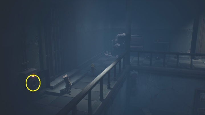 Odciągnij Six od zabawki i udaj się na korytarz - Little Nightmares 2: Bezpieczniki - solucja, opis przejścia - Little Nightmares 2 - poradnik do gry