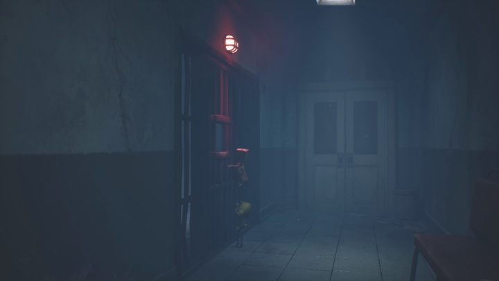 Ponownie Six pomoże Ci przejść przez drzwi, jednak znowu zostaniesz zdany na siebie - Little Nightmares 2: Bezpieczniki - solucja, opis przejścia - Little Nightmares 2 - poradnik do gry