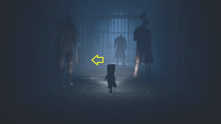 Idąc dalej musisz minąć manekiny i skierować się do pokoju, znajdującego się po lewej stronie - Little Nightmares 2: Bezpieczniki - solucja, opis przejścia - Little Nightmares 2 - poradnik do gry