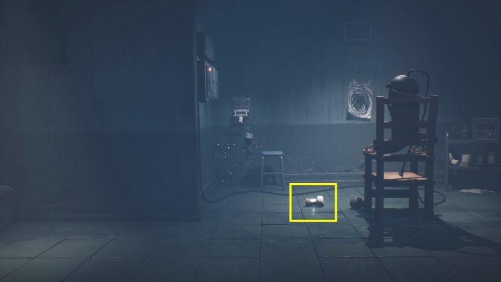 Po chwili bezpiecznik wypadnie i będziesz mógł go w spokoju podnieść - Little Nightmares 2: Bezpieczniki - solucja, opis przejścia - Little Nightmares 2 - poradnik do gry