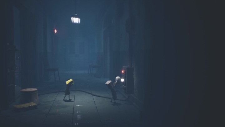 Gdy Six wydostanie Cię z pomieszczenia, wyjmij bezpiecznik i wróć z nim do windy - Little Nightmares 2: Bezpieczniki - solucja, opis przejścia - Little Nightmares 2 - poradnik do gry