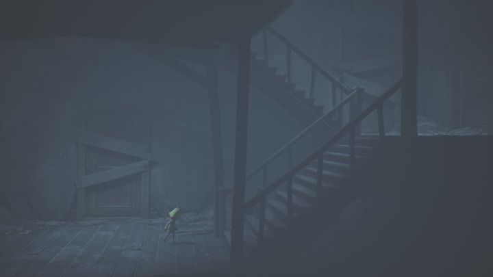 W końcu dotrzesz na zniszczoną klatkę schodową - Little Nightmares 2: Przejście przez miasto - solucja, opis przejścia - Little Nightmares 2 - poradnik do gry