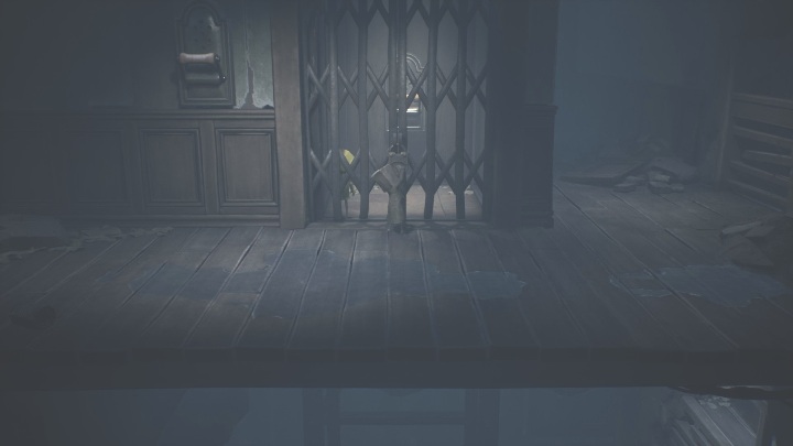 Udaj się do Six i wypuść ją z windy - Little Nightmares 2: Przejście przez miasto - solucja, opis przejścia - Little Nightmares 2 - poradnik do gry