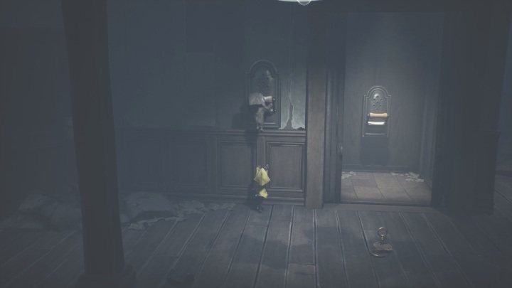 Six podrzuci Cię do dźwigni, abyście mogli uruchomić kolejny raz windę - Little Nightmares 2: Przejście przez miasto - solucja, opis przejścia - Little Nightmares 2 - poradnik do gry