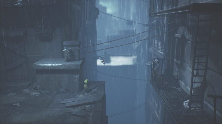 Następnie musisz chwycić za dźwignię i przesunąć wieszak tak, aby Six mogła się go chwycić - Little Nightmares 2: Przejście przez miasto - solucja, opis przejścia - Little Nightmares 2 - poradnik do gry