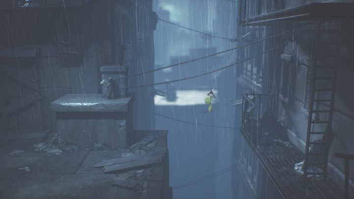 Gdy Six złapie się wieszaka musisz przekręcić dźwignią w drugą stronę, aby przetransportować ją na balkon - Little Nightmares 2: Przejście przez miasto - solucja, opis przejścia - Little Nightmares 2 - poradnik do gry