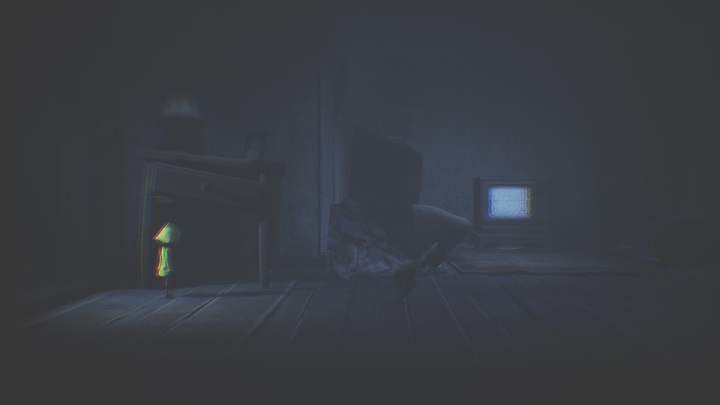 Dotrzesz do pokoju, w którym napotkasz kolejną transmisję, tym razem będzie ona ciut inna niż te wcześniejsze - Little Nightmares 2: Przejście przez miasto - solucja, opis przejścia - Little Nightmares 2 - poradnik do gry