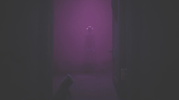 Ostatecznie dotrzesz do drzwi i będziesz mógł je otworzyć - Little Nightmares 2: Przejście przez miasto - solucja, opis przejścia - Little Nightmares 2 - poradnik do gry