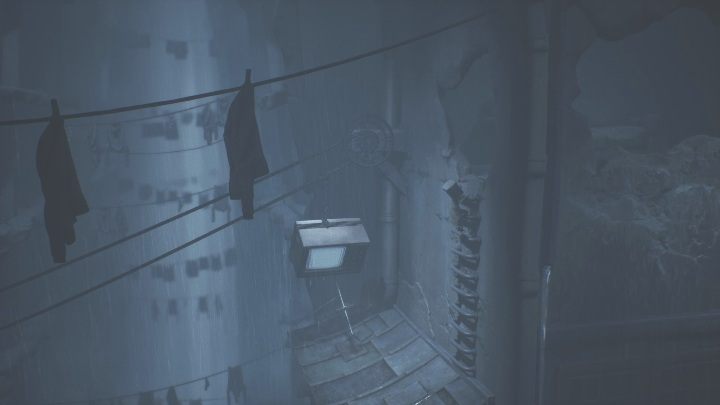 Twoim kolejnym zadaniem będzie drapanie się po drabinie, prosto do kolejnego budynku - Little Nightmares 2: Telewizory - solucja, opis przejścia - Little Nightmares 2 - poradnik do gry