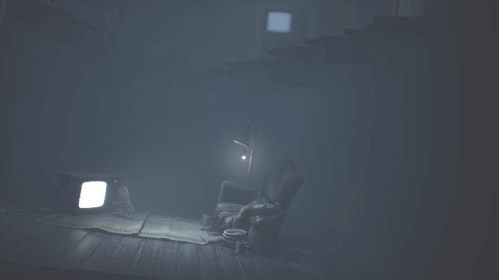 Uruchom telewizor znajdujący się zaraz obok fotela, a następnie wdrap się po drabinie - Little Nightmares 2: Telewizory - solucja, opis przejścia - Little Nightmares 2 - poradnik do gry