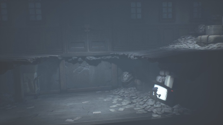Będąc po drugiej stronie, włącz telewizor i przesuń wózek tak, aby stał pod drzwiami - Little Nightmares 2: Telewizory - solucja, opis przejścia - Little Nightmares 2 - poradnik do gry
