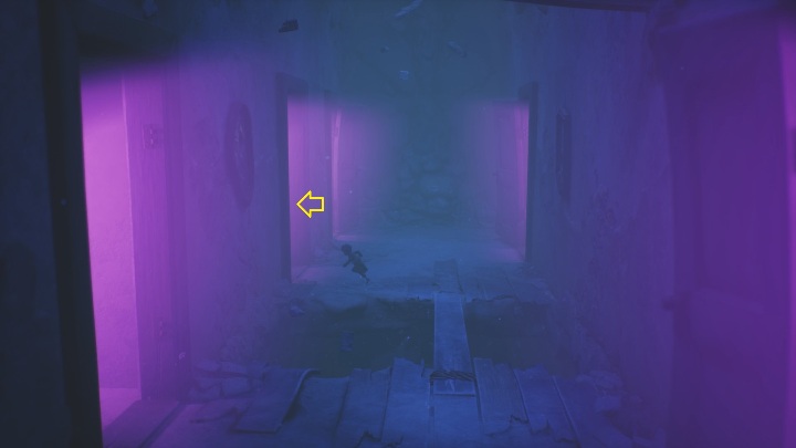 Po kolejnym przejściu muzyka zacznie grać z drugich drzwi po lewej stronie - Little Nightmares 2: Zagadki z drzwiami - solucja, opis przejścia - Little Nightmares 2 - poradnik do gry