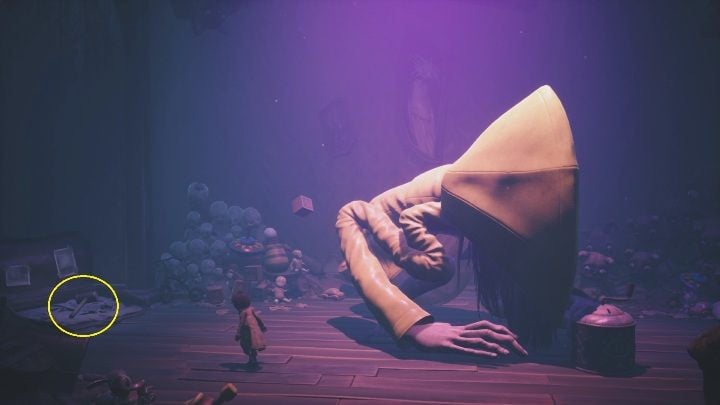 Wyjmij młot z walizki i zbliż się do pozytywki - Little Nightmares 2: Six - solucja, opis przejścia - Little Nightmares 2 - poradnik do gry
