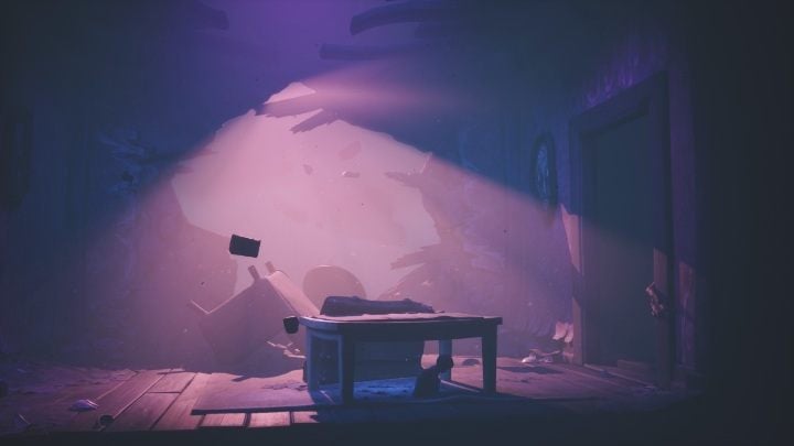 Gdy wbiegniesz do pokoju, schowaj się za stołem i grzecznie czekaj - Little Nightmares 2: Six - solucja, opis przejścia - Little Nightmares 2 - poradnik do gry