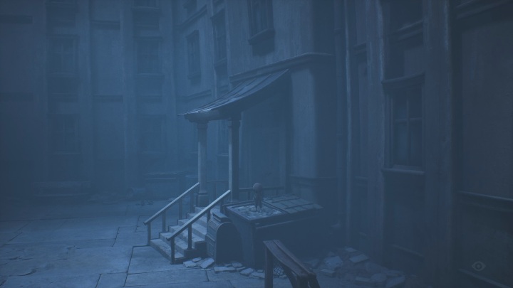 Aby dostać się do czapki musisz wskoczyć na śmietnik - Little Nightmares 2: Wszystkie Czapki, rozdział 2 Dom dziecka - Little Nightmares 2 - poradnik do gry