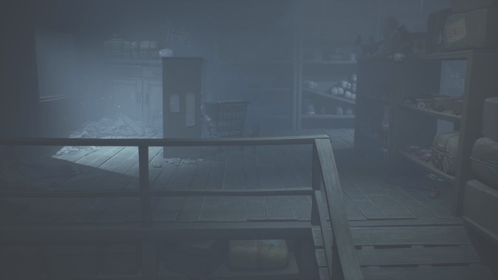 Aby dostać się do tej czapki musisz po prostu wskoczyć na półkę, znajdującą się po lewej stronie - Little Nightmares 2: Wszystkie Czapki, rozdział 4 Dojście do Wieży - Little Nightmares 2 - poradnik do gry