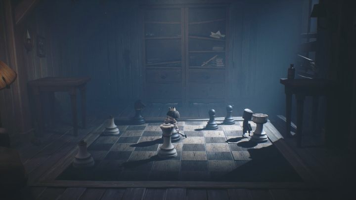 Król powinien znajdować się na samym środku szachownicy - Little Nightmares 2: Zagadka z szachami - jak zdobyć klucz? - Little Nightmares 2 - poradnik do gry