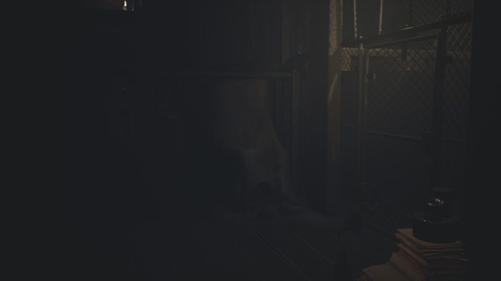 Następnie popchnij metalowe drzwi, aby postać mogła po nich przebiec dalej - Little Nightmares 2: The Nomes Attic - solucja, opis przejścia - Little Nightmares 2 - poradnik do gry