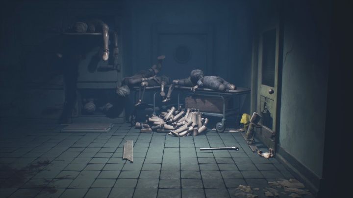 Po pozbyciu się dłoni, Six pomoże Ci wyrwać deskę - Little Nightmares 2: Ucieczka - solucja, opis przejścia - Little Nightmares 2 - poradnik do gry