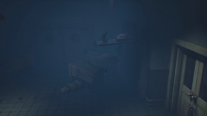Aby na chwilę uciec przeciwnikowi, musisz przejść przez dwa szyby - Little Nightmares 2: Ucieczka - solucja, opis przejścia - Little Nightmares 2 - poradnik do gry