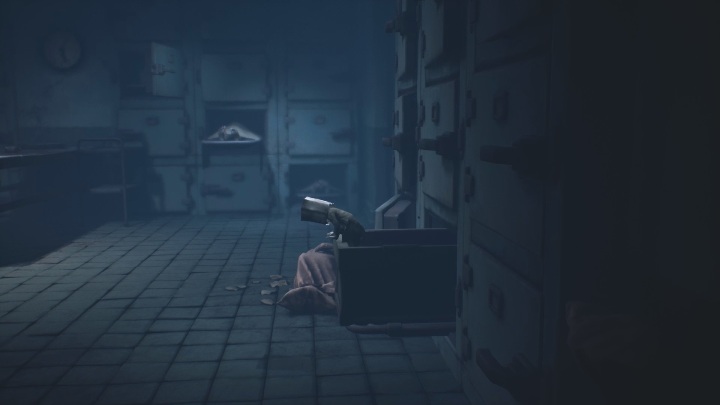 Six musi przepchnąć Cię na drugą stronę kostnicy - Little Nightmares 2: Ucieczka - solucja, opis przejścia - Little Nightmares 2 - poradnik do gry