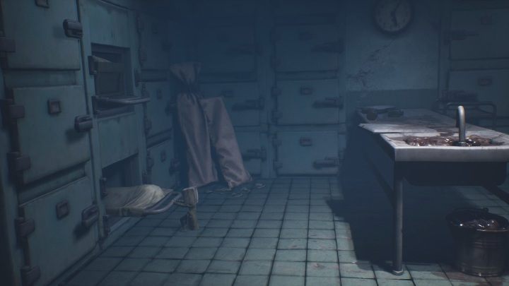 Zacznij od wyciągnięcia noszy leżących po lewej stronie, tych na dole - Little Nightmares 2: Ucieczka - solucja, opis przejścia - Little Nightmares 2 - poradnik do gry