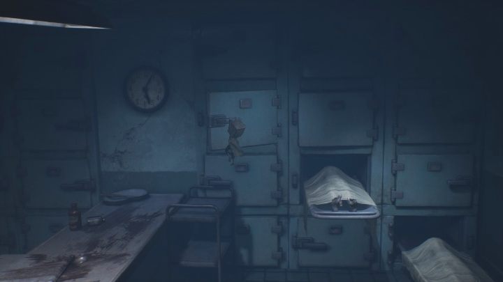 Wskocz na zwłoki, dzięki temu dosięgniesz klamki, z której spadniesz na drewniany blat - Little Nightmares 2: Ucieczka - solucja, opis przejścia - Little Nightmares 2 - poradnik do gry
