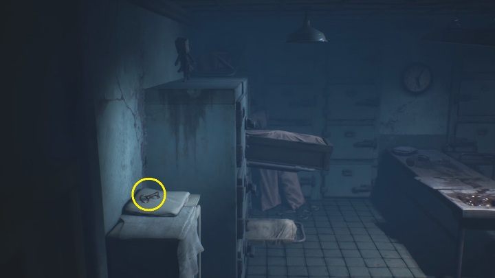 I to już łatwa droga do klucza, po prostu zeskocz z półki i złap potrzebny Ci przedmiot - Little Nightmares 2: Ucieczka - solucja, opis przejścia - Little Nightmares 2 - poradnik do gry