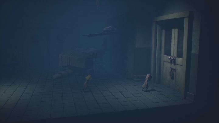 Czas otworzyć kolejne drzwi, aby znowu stanąć twarzą twarz z przeciwnikiem - Little Nightmares 2: Ucieczka - solucja, opis przejścia - Little Nightmares 2 - poradnik do gry