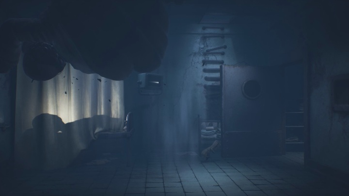 Wykorzystując odwróconą uwagę przeciwnika, przemknij ponownie do kostnicy - Little Nightmares 2: Ucieczka - solucja, opis przejścia - Little Nightmares 2 - poradnik do gry
