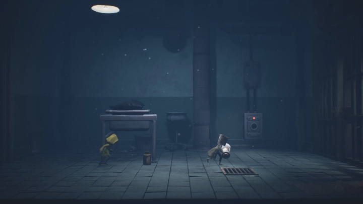 Z bezpiecznikiem udaj się do skrzyni; gdy go w niej umieścisz, to otworzą się kolejne drzwi - Little Nightmares 2: Ucieczka - solucja, opis przejścia - Little Nightmares 2 - poradnik do gry