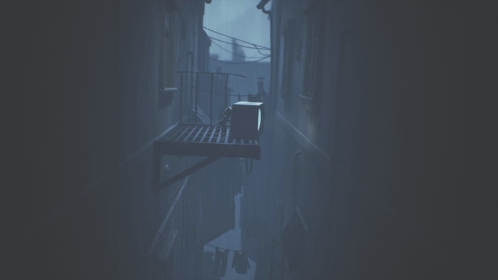 Wyjdź na balkon i spuść telewizor, który znajduje się na krawędzi - Little Nightmares 2: Budynek - solucja, opis przejścia - Little Nightmares 2 - poradnik do gry