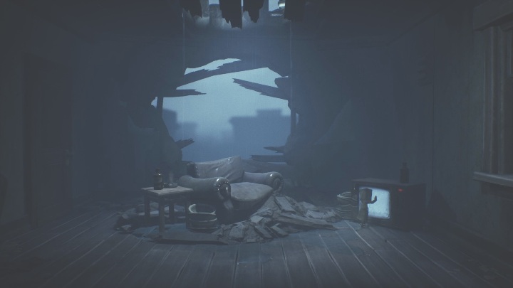 Następnie włącz telewizor znajdujący się obok fotela i za jego pomocą przenieś się dalej - Little Nightmares 2: Budynek - solucja, opis przejścia - Little Nightmares 2 - poradnik do gry