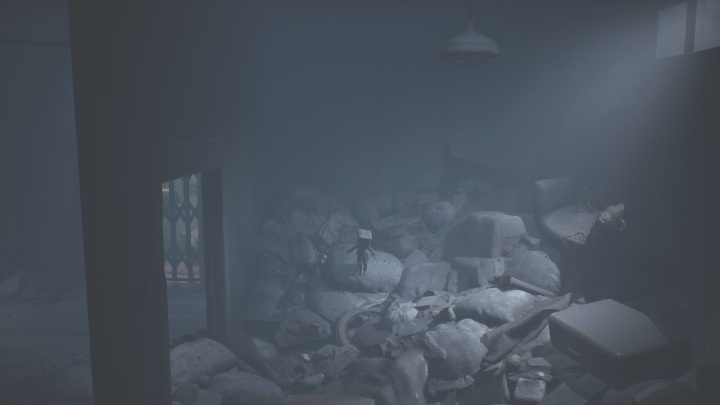 Zacznij od zeskoczenia na dół, korzystając z zsypu - Little Nightmares 2: Budynek - solucja, opis przejścia - Little Nightmares 2 - poradnik do gry